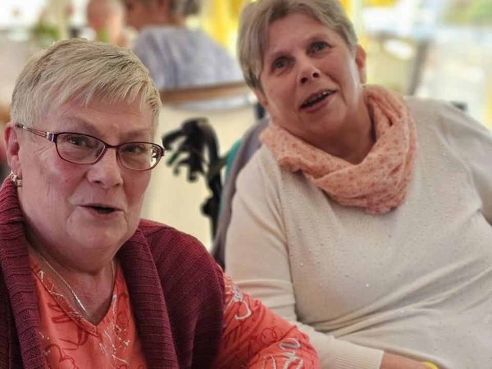 Bild zeigt einen Tagesgast mit Angehörigem, welche zusammen Kaffee trinken