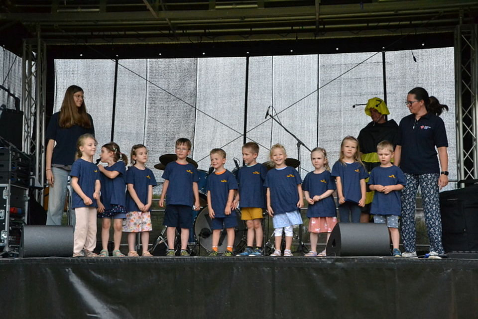 Bild zeigt eine große Gruppe Kinder der Kita "Bine Maja" auf der Bühne bei ihrer musikalischen Darbietung