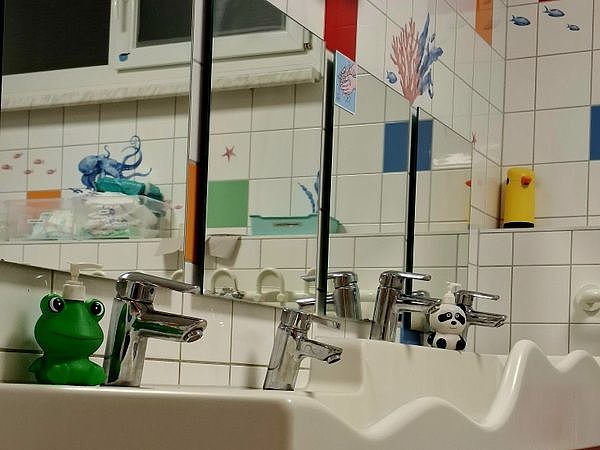 Bild zeigt den Waschraum mit verschieden hoch angebrachten Waschbecken