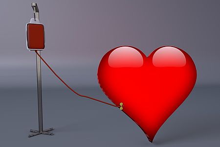 Bild zeigt eine ein stilistisch dargestelltes Herz mit Verbindung zu einem Bluttransfusionsbeutel