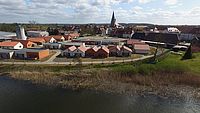 Bild zeigt die Anlage von der Seeseite