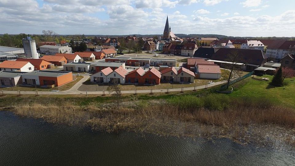 Bild zeigt eine Luftaufnahme der Anlage Betreutes Wohnen in Bützow.