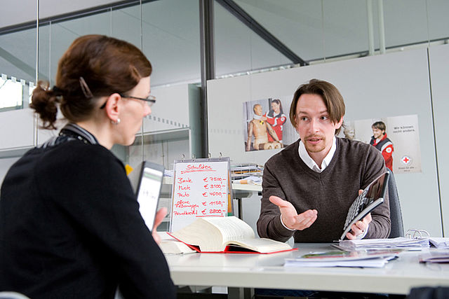 Bild zeigt ein gestelltes Foto zweier Menschen in einem Beratungsgespräch