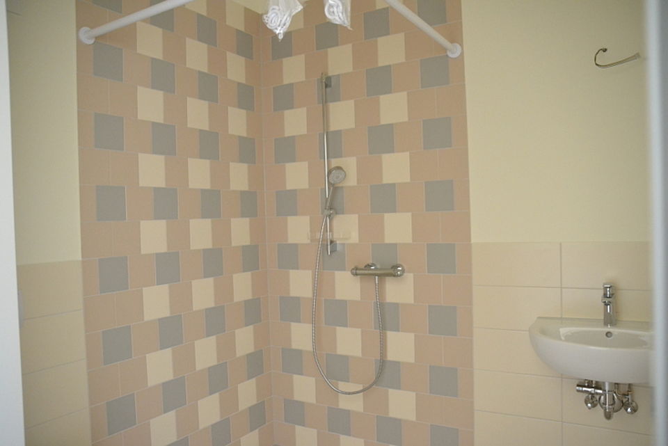 Bild zeigt Blick in das Bad mit Dusche