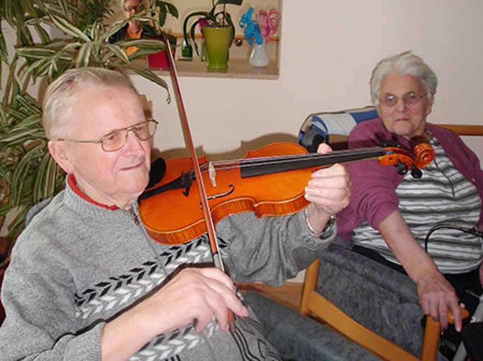 Bewohner spielt auf seiner Geige