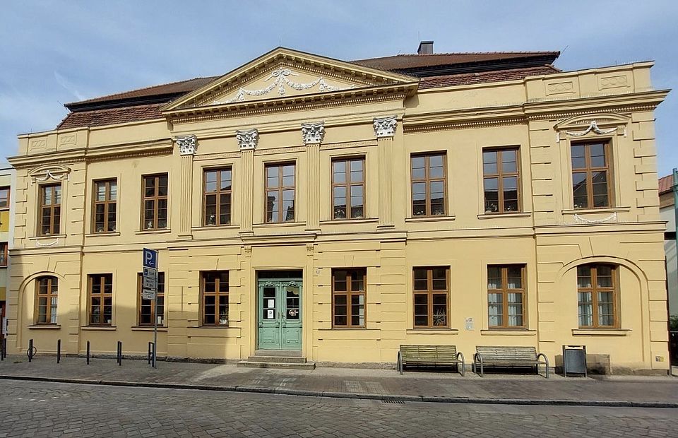 Bild zeigt eine Gebäudeansicht der historischen alten Schule in Güstrow