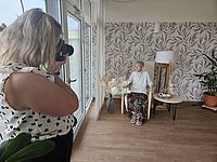 Bild zeigt die Fotografen Patricia Dettweiler im Fotoshooting mit Tagesgast Susanne Mittelheuser