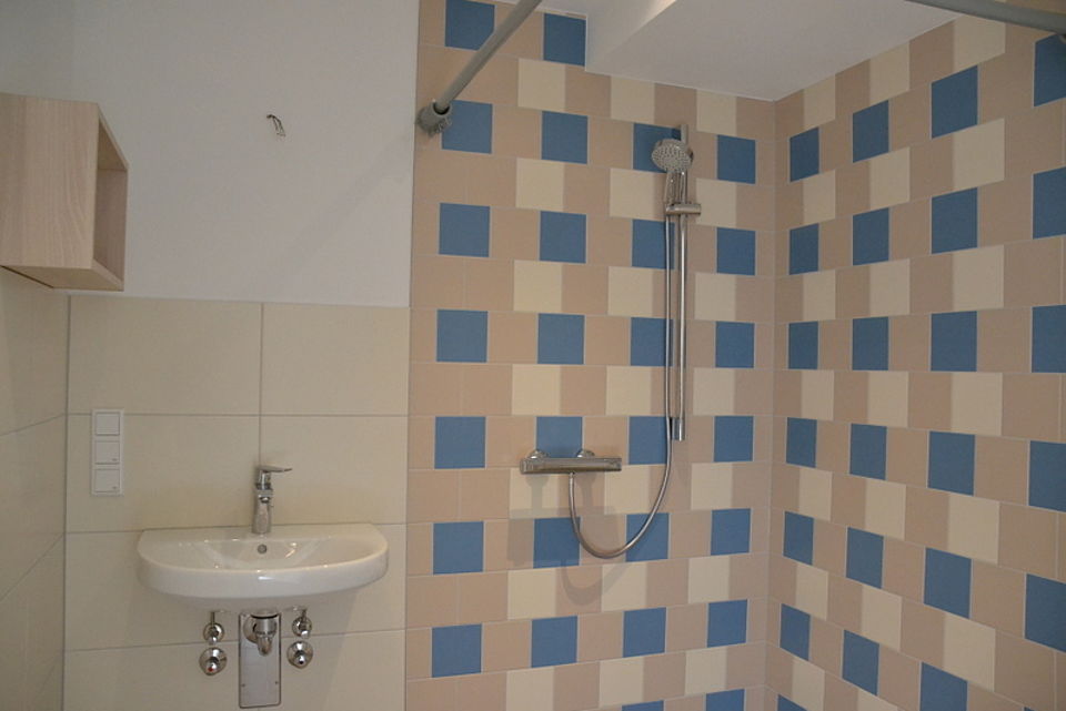 Bild zeigt Blick in das Bad mit Dusche