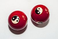 Symbolbild gezeigt werden zwei Kugeln mit Ying Yang Zeichen