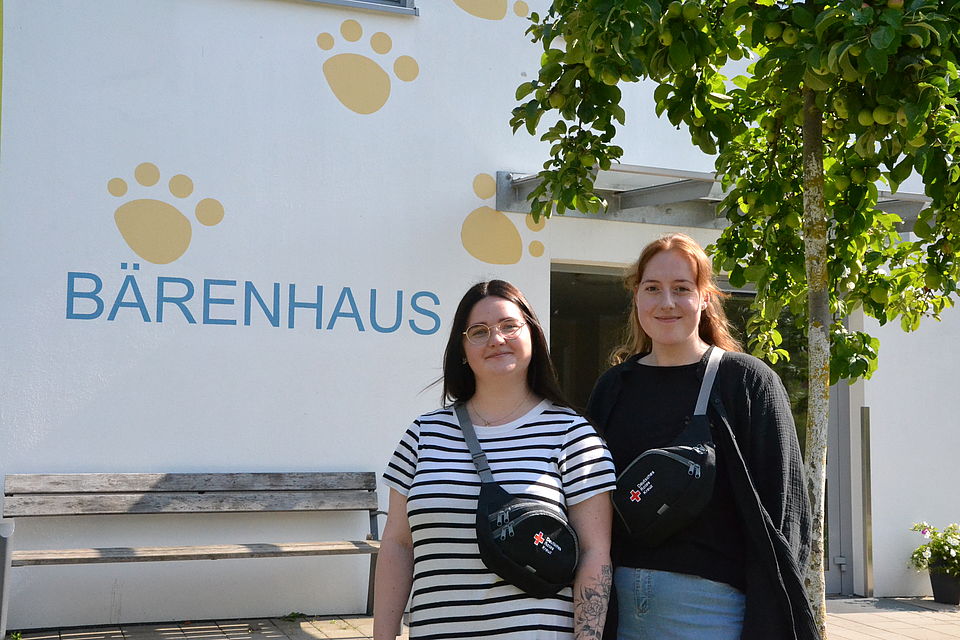 Bild zeigt Jenney Bittner und Sarah Sternberg vor dem Gebäude der Kita Bärenhaus