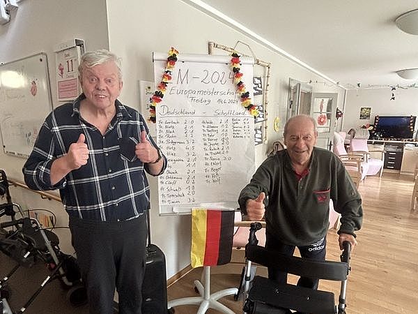 Bild zeigt zwei Fußball begeisterte Tagesgäste vor der Tipptafel zur EM 2024 auf der jeder den Endstand des Spieles Deutschland vs Schottland tippen konnte