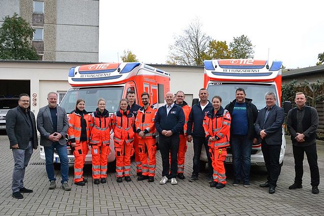 Bild zeigt Mitglieder der Rettungswache vor dem neuen RTW