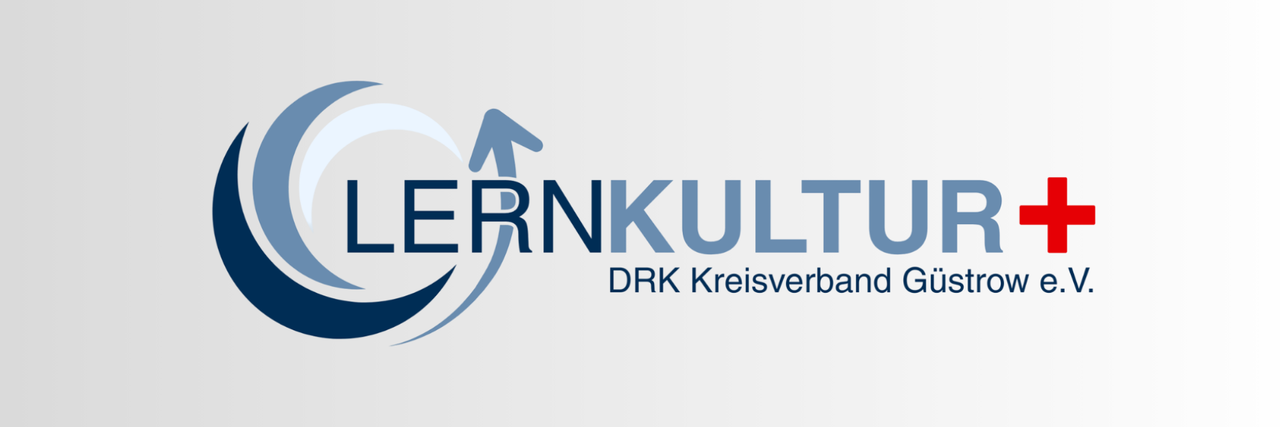 Bild zeigt das Logo des Projektes Lernkultur Plus. Der Schriftzug ist in zwei Farben in blau (dunkel- und graublau) unterteilt. auf der linken Seite ist ein Pfeilelement, welches eine Bewegung symbolisieren soll. Rechts hinter dem Schriftzug ist das Rote Kreuz zu sehen.