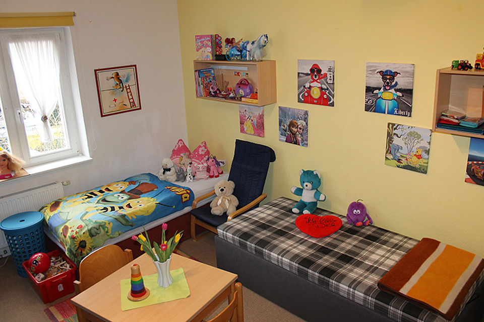 Bild zeigt ein Zweibettzimmer, gemühtlich eingerichtet und individuell gestaltet