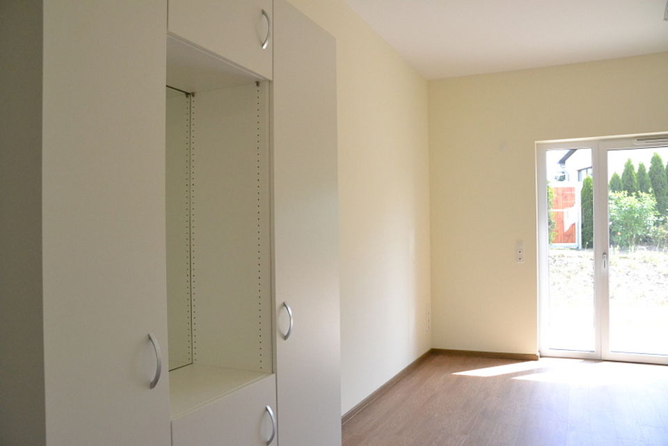 Bild zeigt Blick in das Zimmer in Richtung Terrassentür