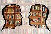 Bild zeigt zwei Kopfsilhouetten vor einem großen Bücherregal