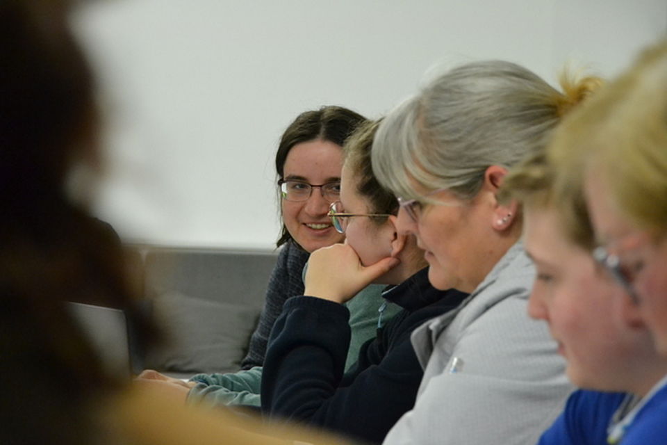 Bild 3 Bild zeigt noch einmal den Blick in die Diskussionsrunde in der fast alle Teilnehmenden zu sehen sind.