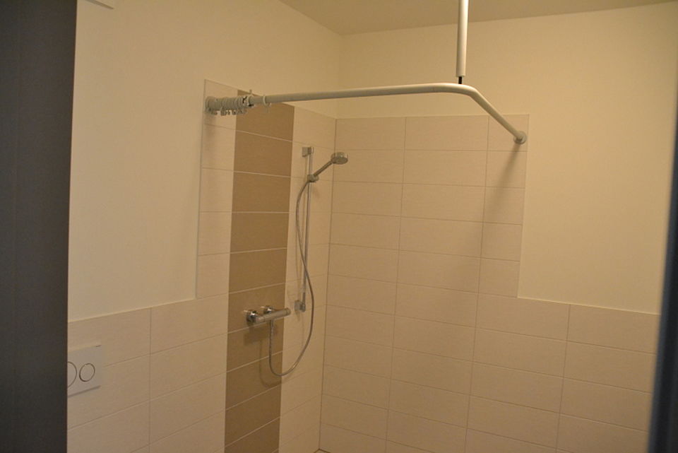 Bild zeigt die Dusche im Bad