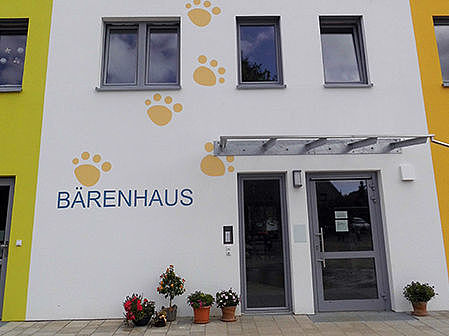 Bild zeigt den Haupteingang der Kita Bärenhaus
