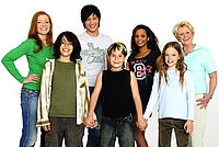 Bild zeigt eine Gruppe von Kindern, Jugendlicher und Erwachsener verschiedener Ethnien