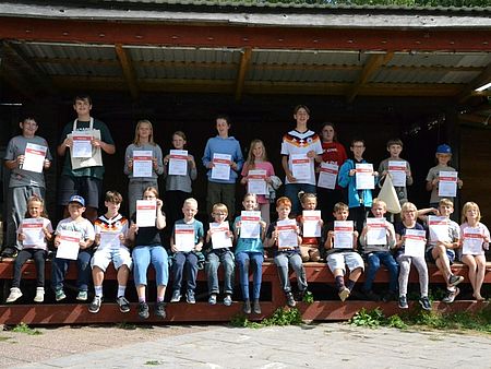 Bild zeigt eine Gruppenaufnahme aller Teilnehmer des JRK Feriencamps