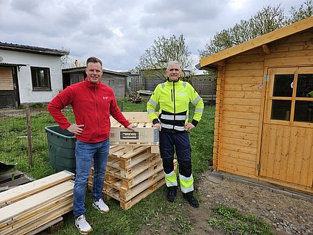 Bild zeigt DRK-Quartiersmanager Christian Schwanbeck (l.) und Thomas Zeitz von der Firma Benders Deutschland GmbH bei der Übergabe der Spende
