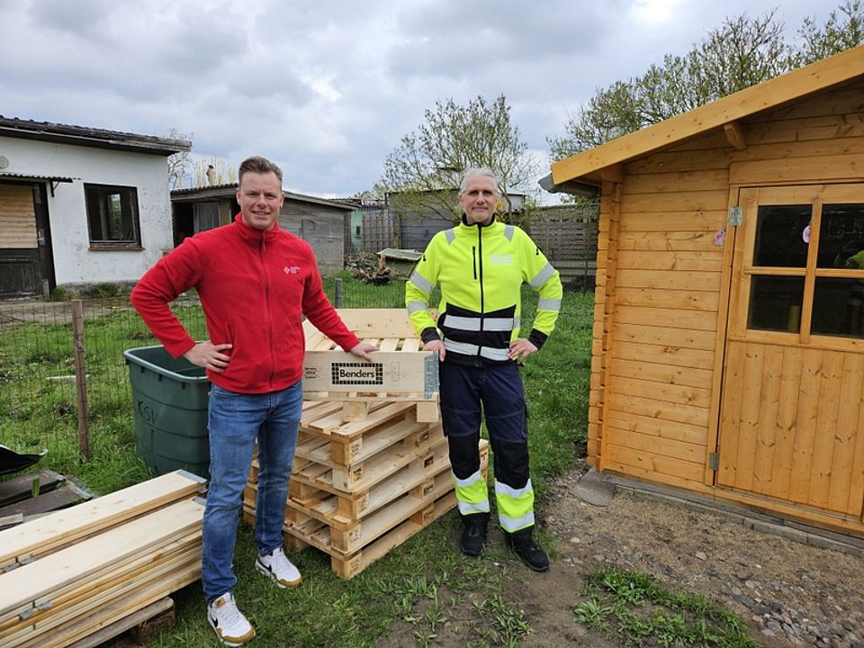 Bild zeigt DRK-Quartiersmanager Christian Schwanbeck (l.) und Thomas Zeitz von der Firma Benders Deutschland GmbH bei der Übergabe der Spende