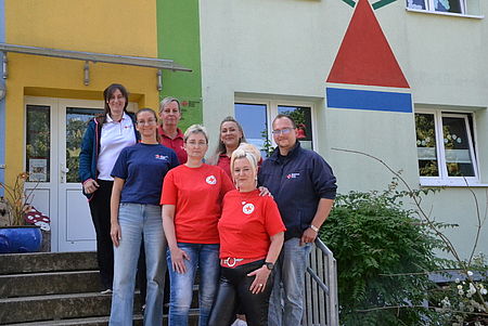 Bild zeigt die Organisatoren des DRK-Hoffestes auf der Eingangstreppe zur Kita aufgestellt zum Gruppenbild