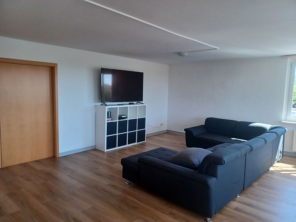 Bild zeigt die Sitzecke mit Blick auf das TV-Gerät