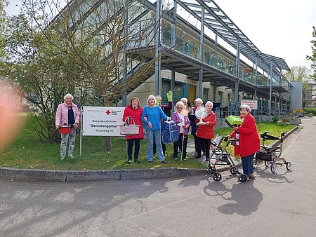Bild zeigt Bewohner vor der Wohnanlage im Tolstoiweg in Güstrow