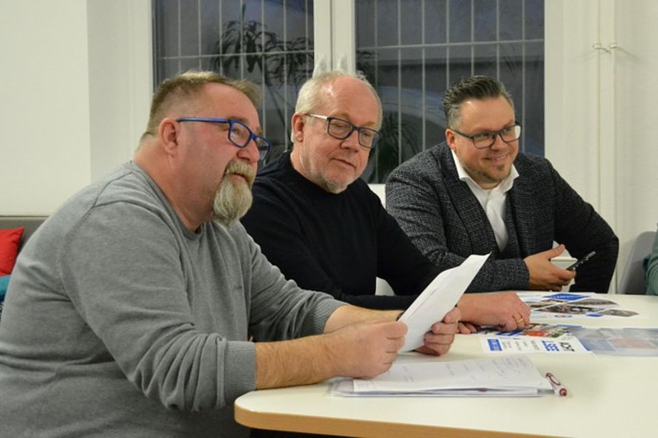 Bild 1 Bild zeigt Ehrenamtskoordinator Hilmar Fischer, DRK-Präsident Dieter Heidenreich und Alexander Plass, Vorstandsvorsitzender des DRK Güstrow, (v.l.) am Tisch sitzend und die Planung des Festes besprechend.