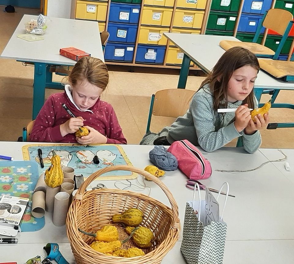 Bild zeigt Kinder beim bemalen von Zierkürbissen