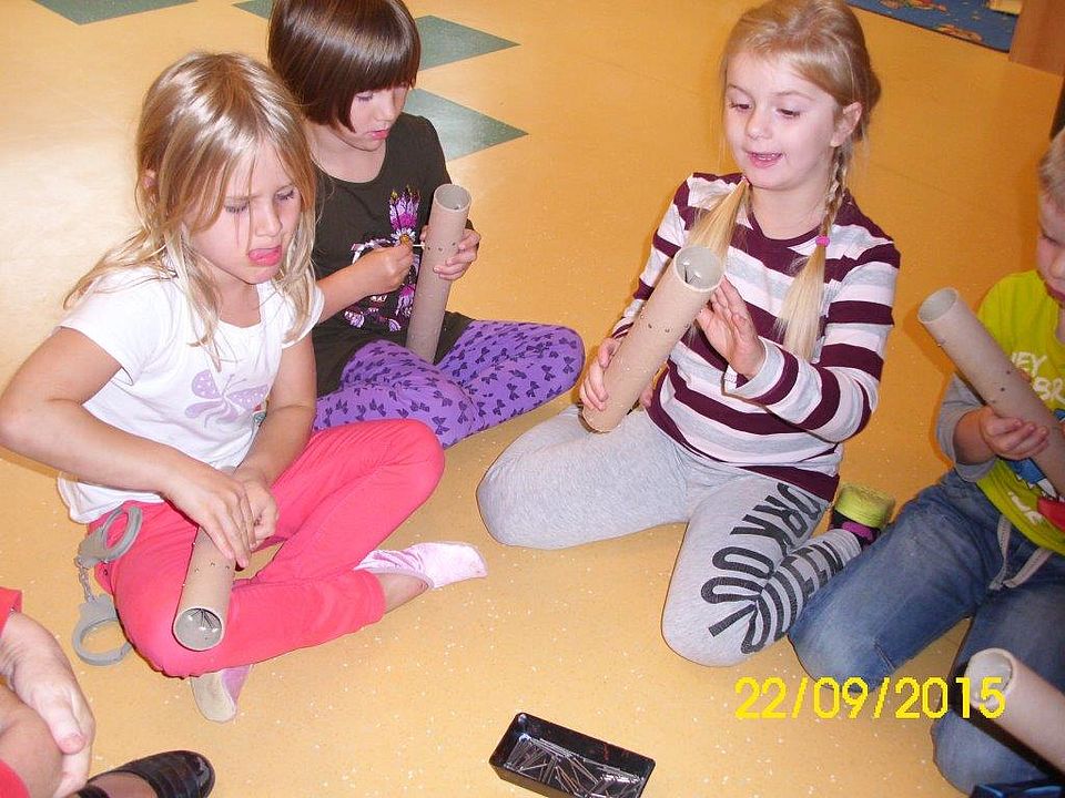 Kinder basteln "Regenrohre" mit denen man Regengeräusche nachahmen kann