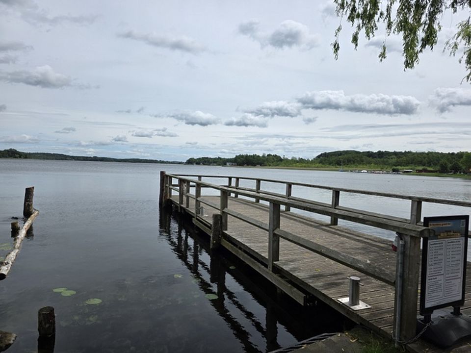 Bild zeigt den Anklegesteg für die Seestern am Krakower See