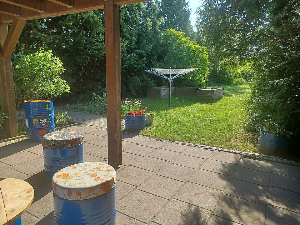Bild zeigt die überdachte Terrasse mit Blick in den Garten