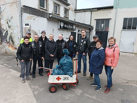 Bild zeigt die Gruppe der Teilnehmer vor dem Vereinshaus der Grey Bulls