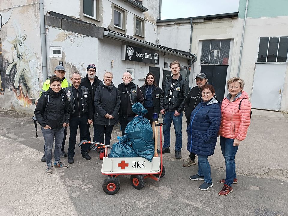 Bild zeigt die Gruppe der Teilnehmer vor dem Vereinshaus der Grey Bulls