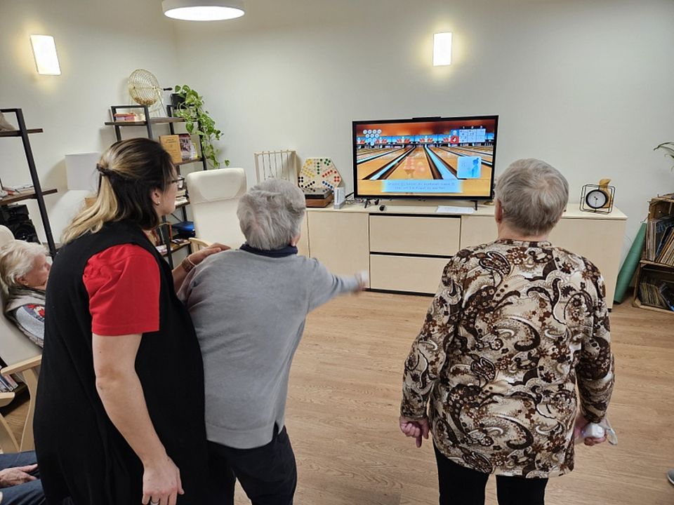 Bild zeigt mehrere Tagesgäste beim Bowling mit der Wii Konsole