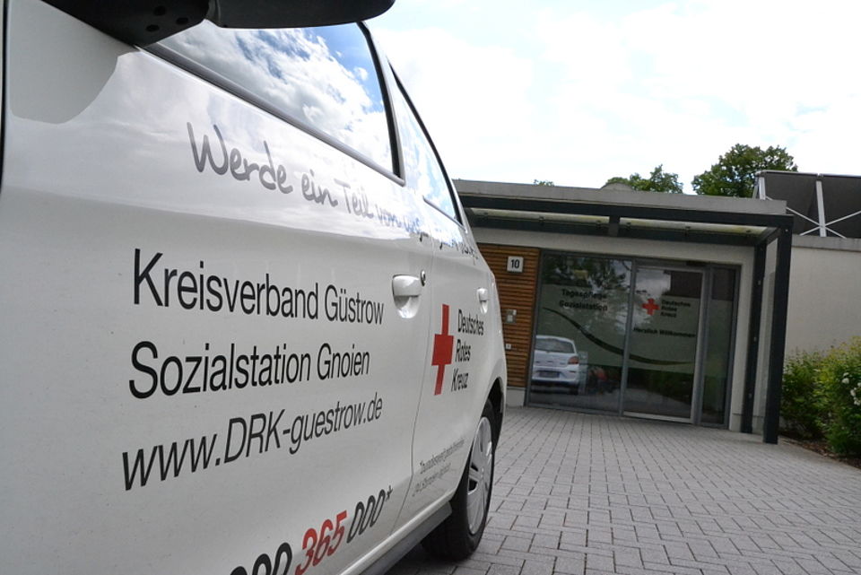 Bild zeigt das Fahrzeug der Sozialstation geparkt vor dem Eingang zur Sozialstation