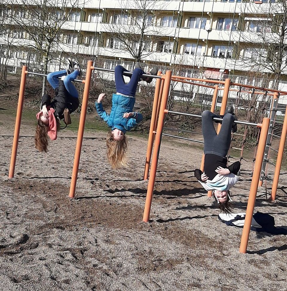 Bild zeigt Kinder Kopf über hängend am Klettergerüst
