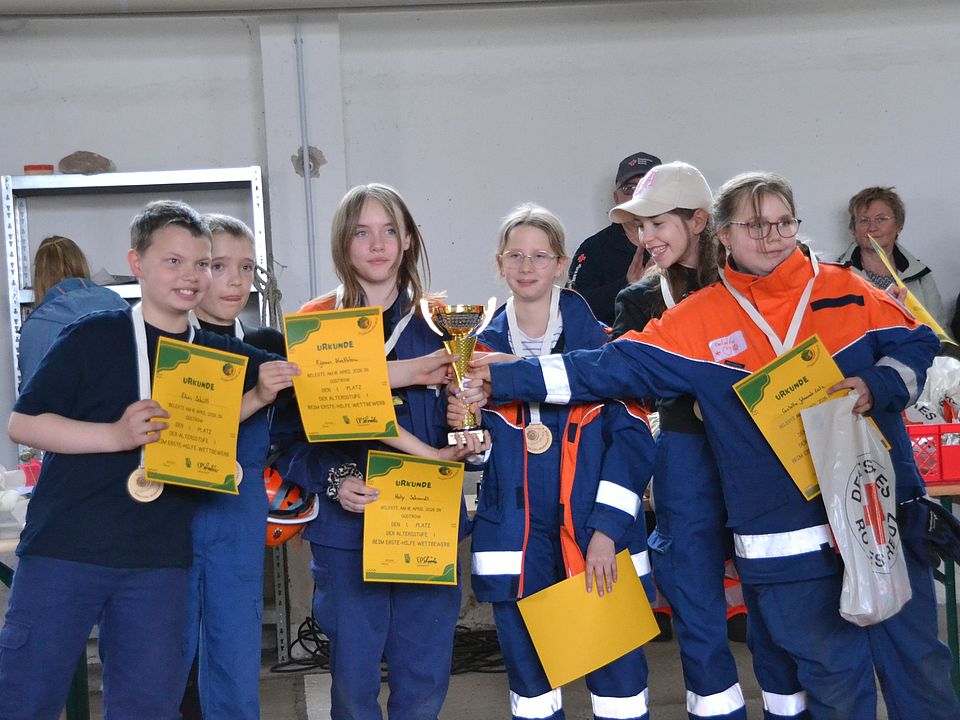Bild zeigt 6 Jungen und Mädchen der Altersstufe 1 der Freiwilligen Feuerwehr Lalendorf. Froh und glücklich halten sie ihre Urkunden in die Kamera.