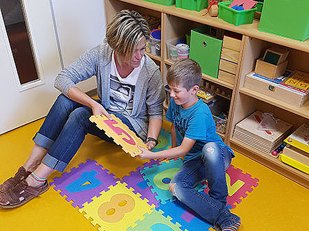 Kind mit Erzieherin bei Invidualförderung