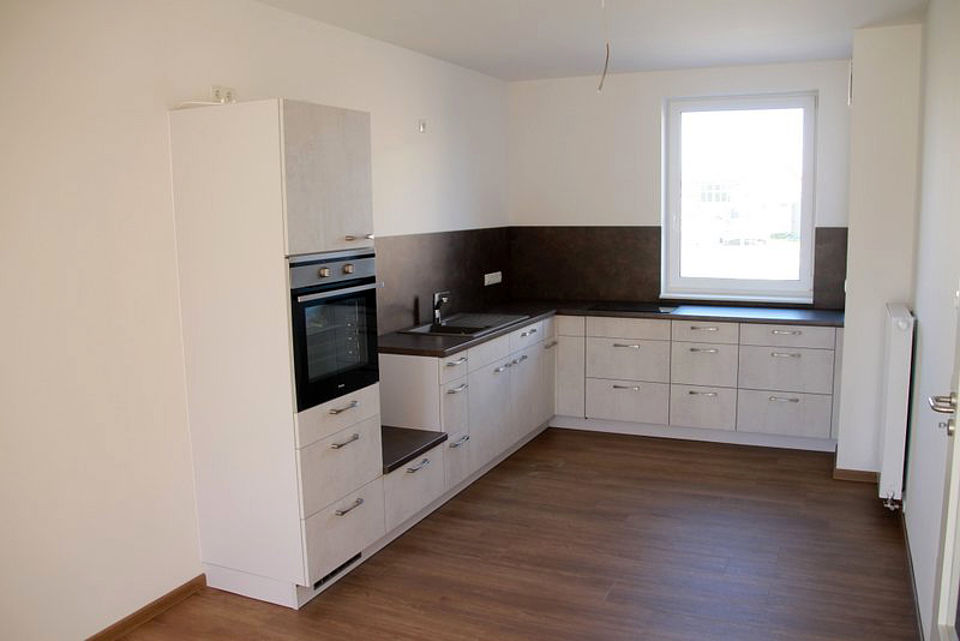Bild zeigt den Blick in die Einbauküche einer Wohnung