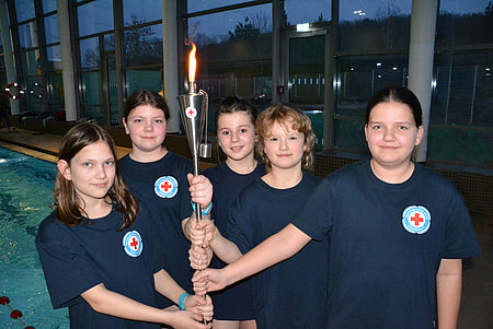 Bild zeigt die Juniorretter Hanna, Pia, Sophie, Enni und Katharina (v.l.) mit der Fackel   