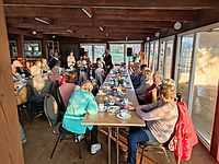 Bild zeigt Teilnehmer des Senioren Cafés in der Bützower Miniaturstadt 