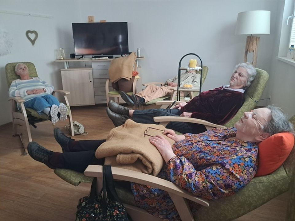 Bild zeigt mehrere Tagesgäste in den Ruhesesseln liegen mit Feuchtigkeit spendenden Gesichtsmasken. Alle drei sind tief entspannt und genießen die Behandlung