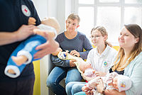 Bild zeigt ein Rotkreuz Symbolfoto der Berufsausbildung