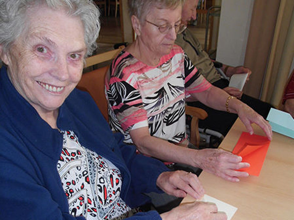 Bild zeigt für die 800 Jahr Feier werden von Bewohnern Papierflieger gebastelt