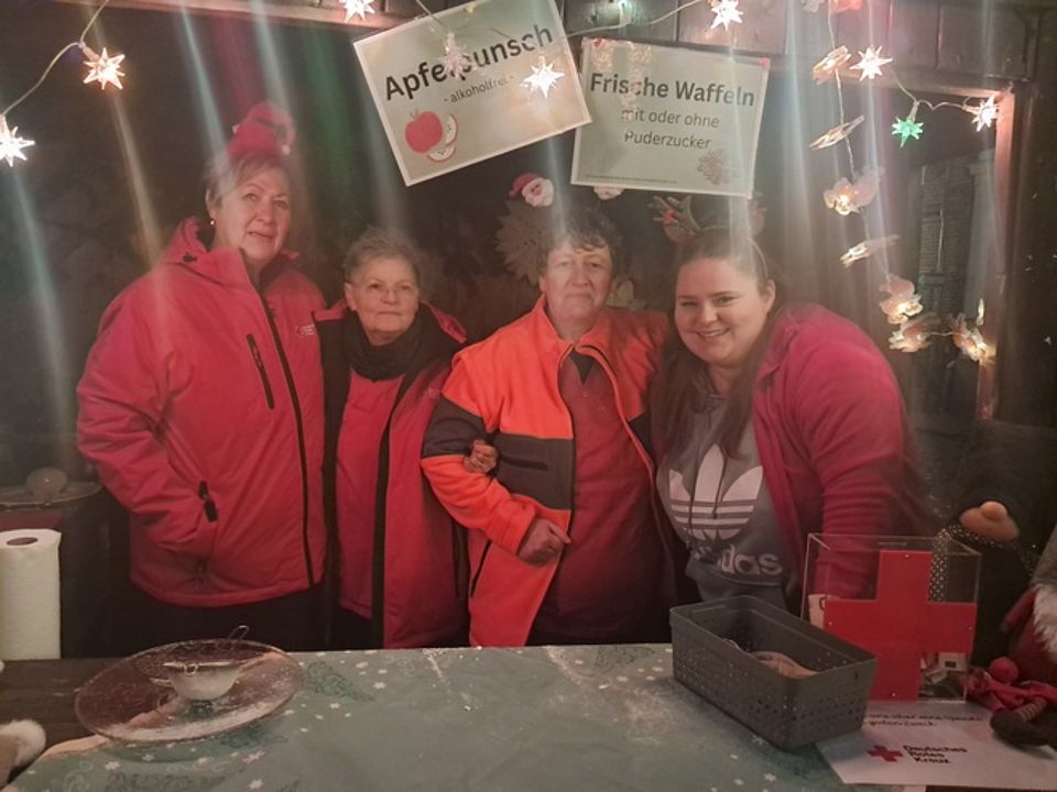 Bild zeigt 4 Mitarbeiterinnen der Tagespflege auf dem Krakower Weihnachtsmarkt
