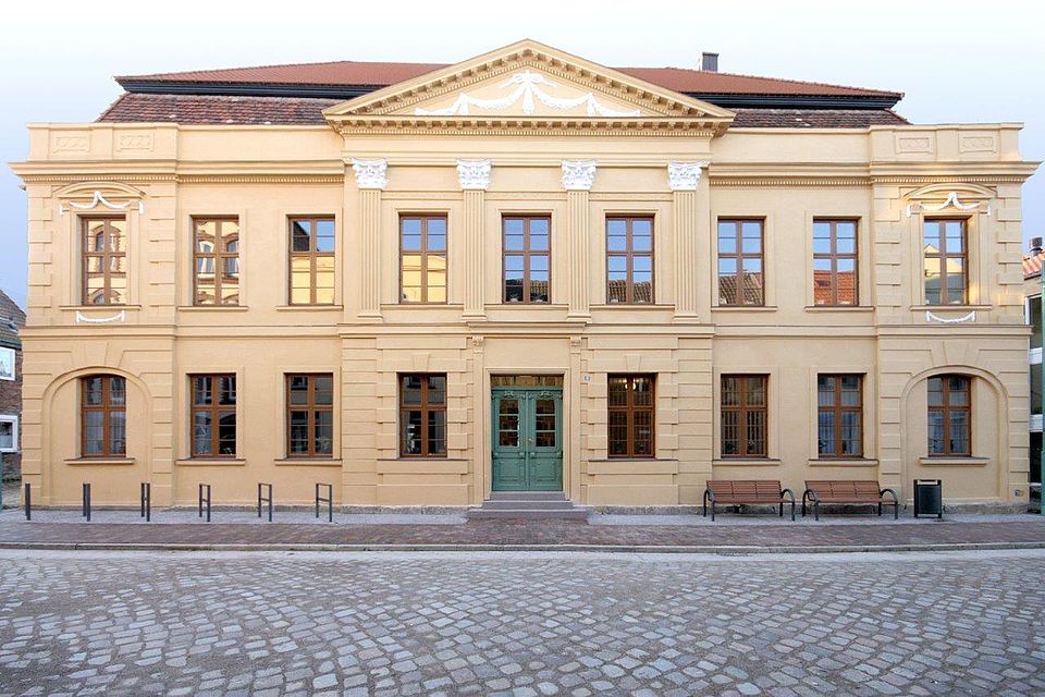 Bild zeigt das Stadtpalais in Güstrow in dem die Tagespflege ihre Räume hat